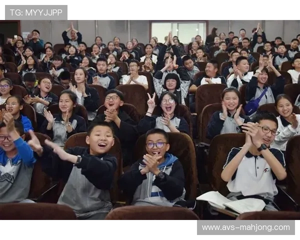 “中场表演融入本地文化，球迷热情参与”